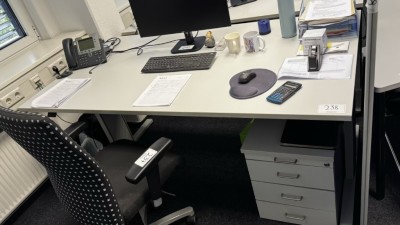 2 Schreibtische mit Aktenrollcontainern, Sichtschutzwand und insgesamt 1 Trapeztisch